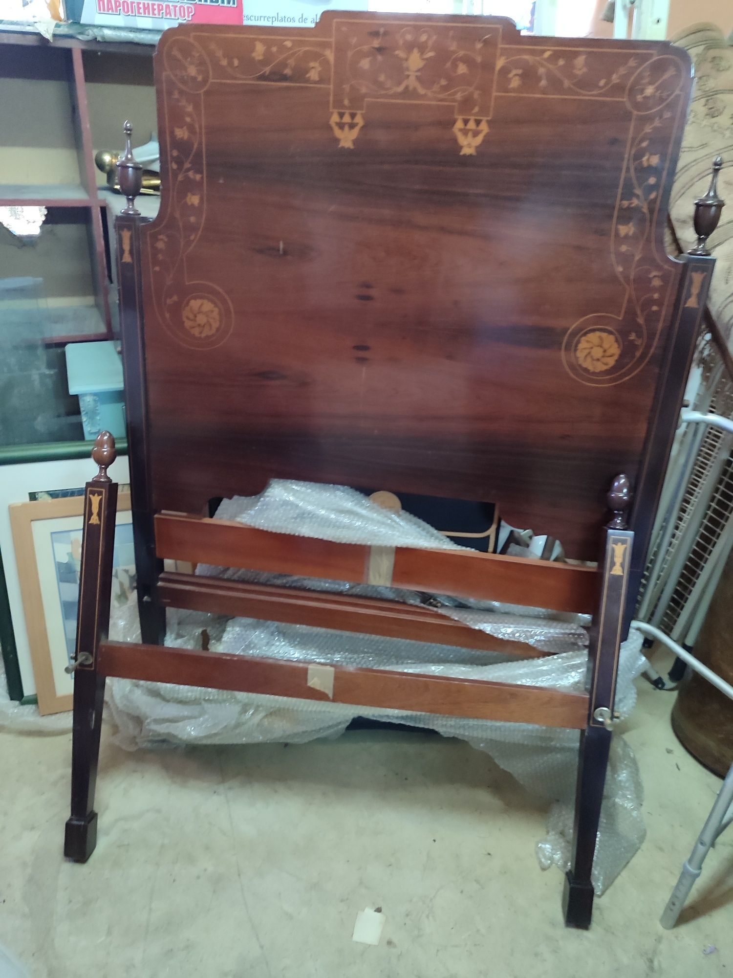Cama + mesinha d. Maria