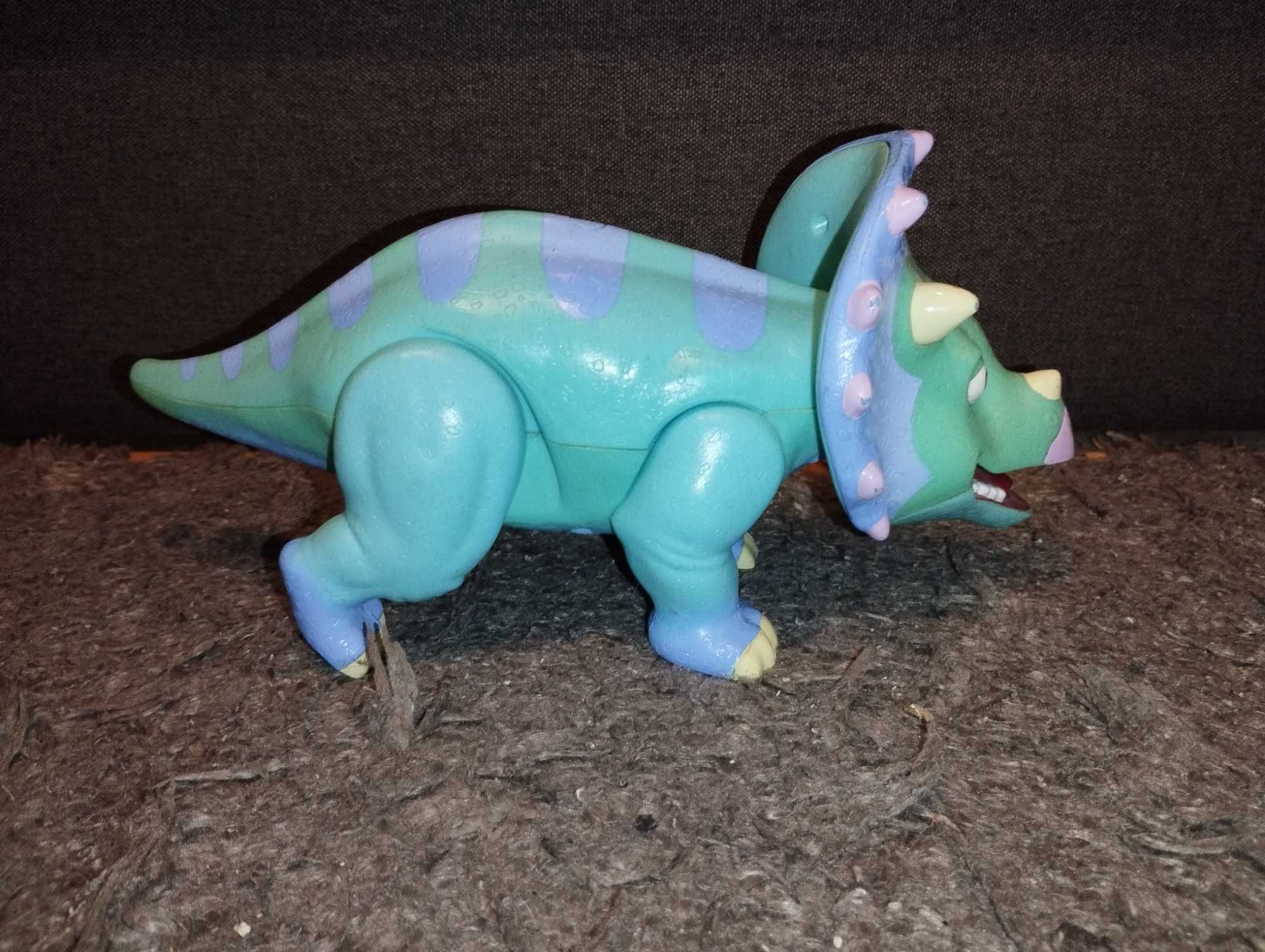 Duży dźwiękowy dinozaur triceratops
