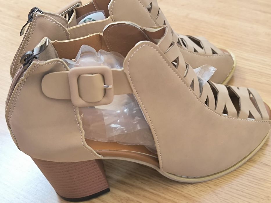 Sandálias novas muito bonitas