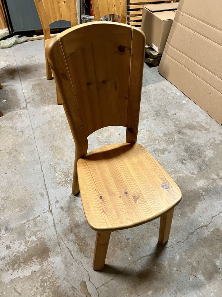 Cztery Solidne Drewniane Krzesła