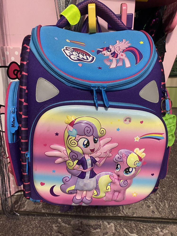 Продам красивый рюкзак для девочки.