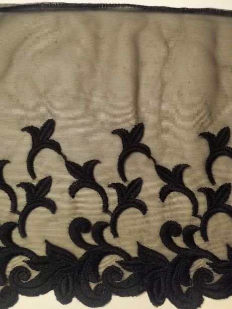 Koronka na tiulu, gipiura, czarna, czarny haft lilie - szer. 19cm