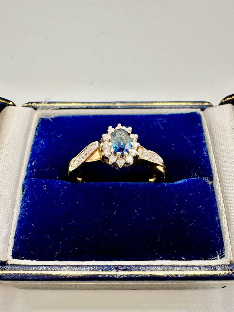 Złoty pierścionek 750 z szafirem 0,30ct i diamentami 0,10ct