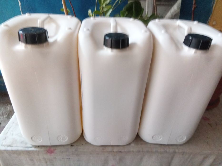 Нові каністри 20 л. і 10 л.
