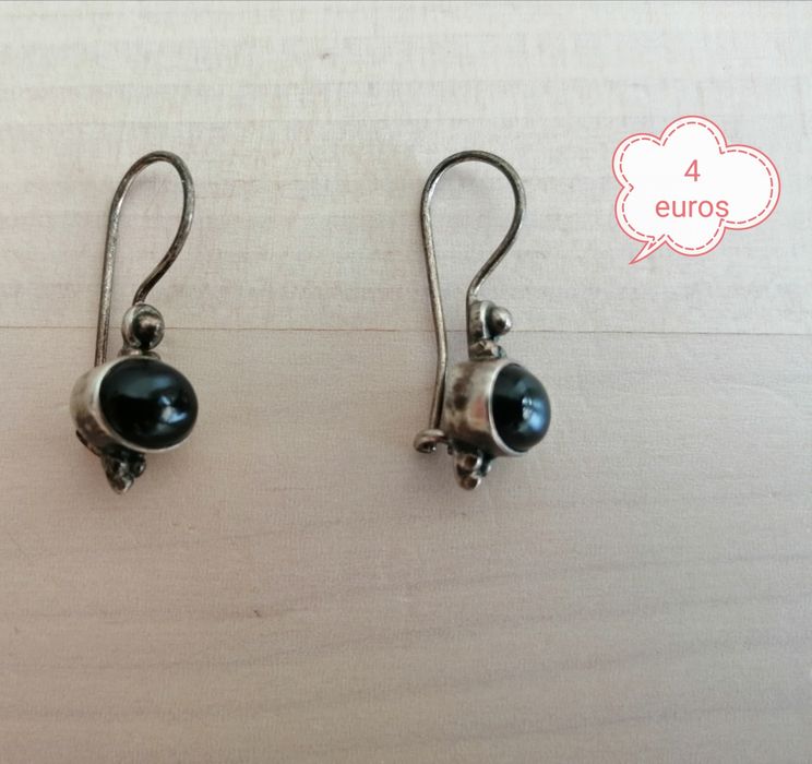 Várias peças de bijuteria