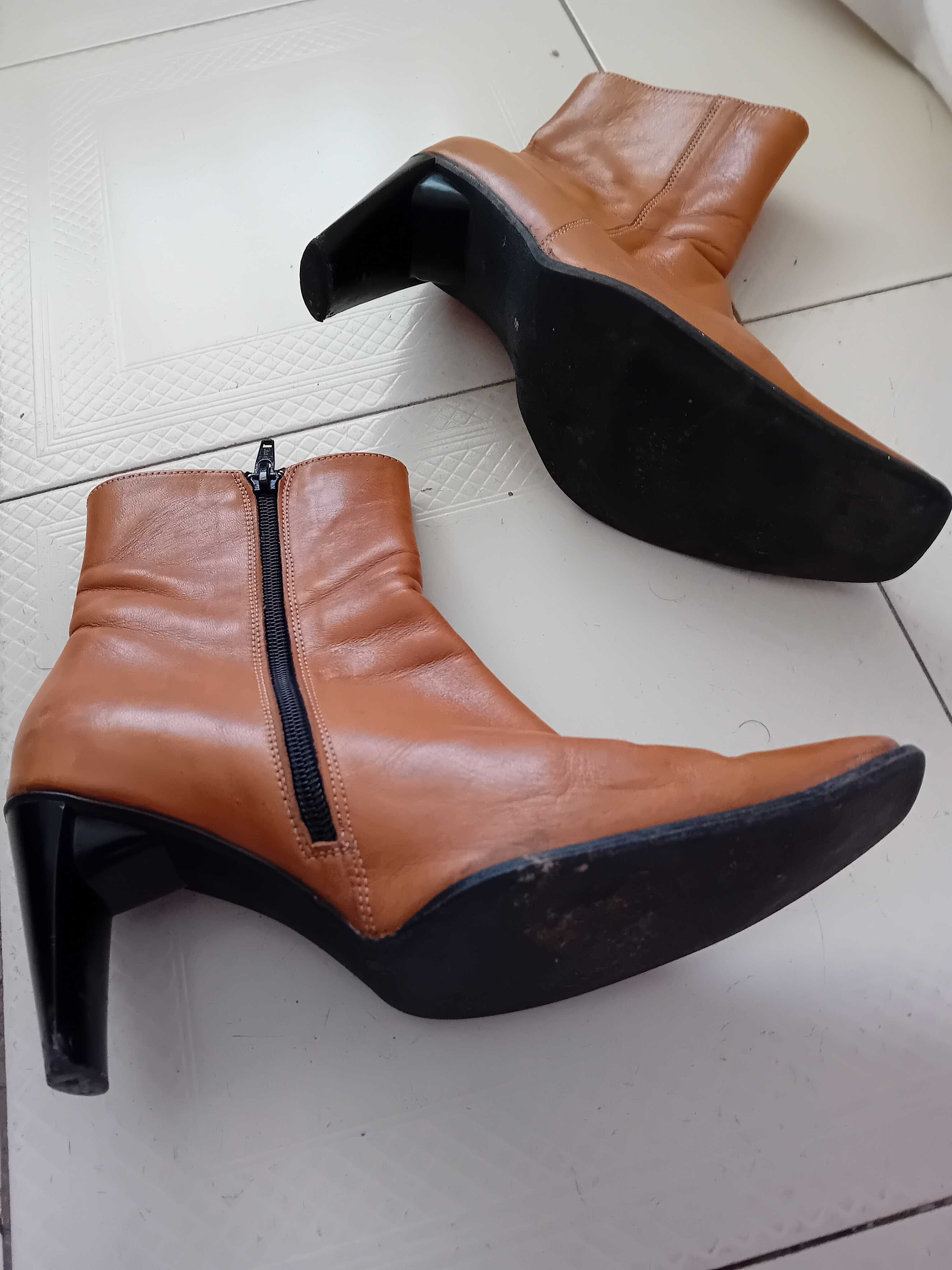 Botas e sapatos novos e pouco usados