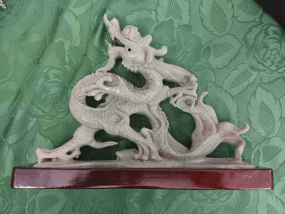 Escultura Chinesa de Dragao com 30cm de largura