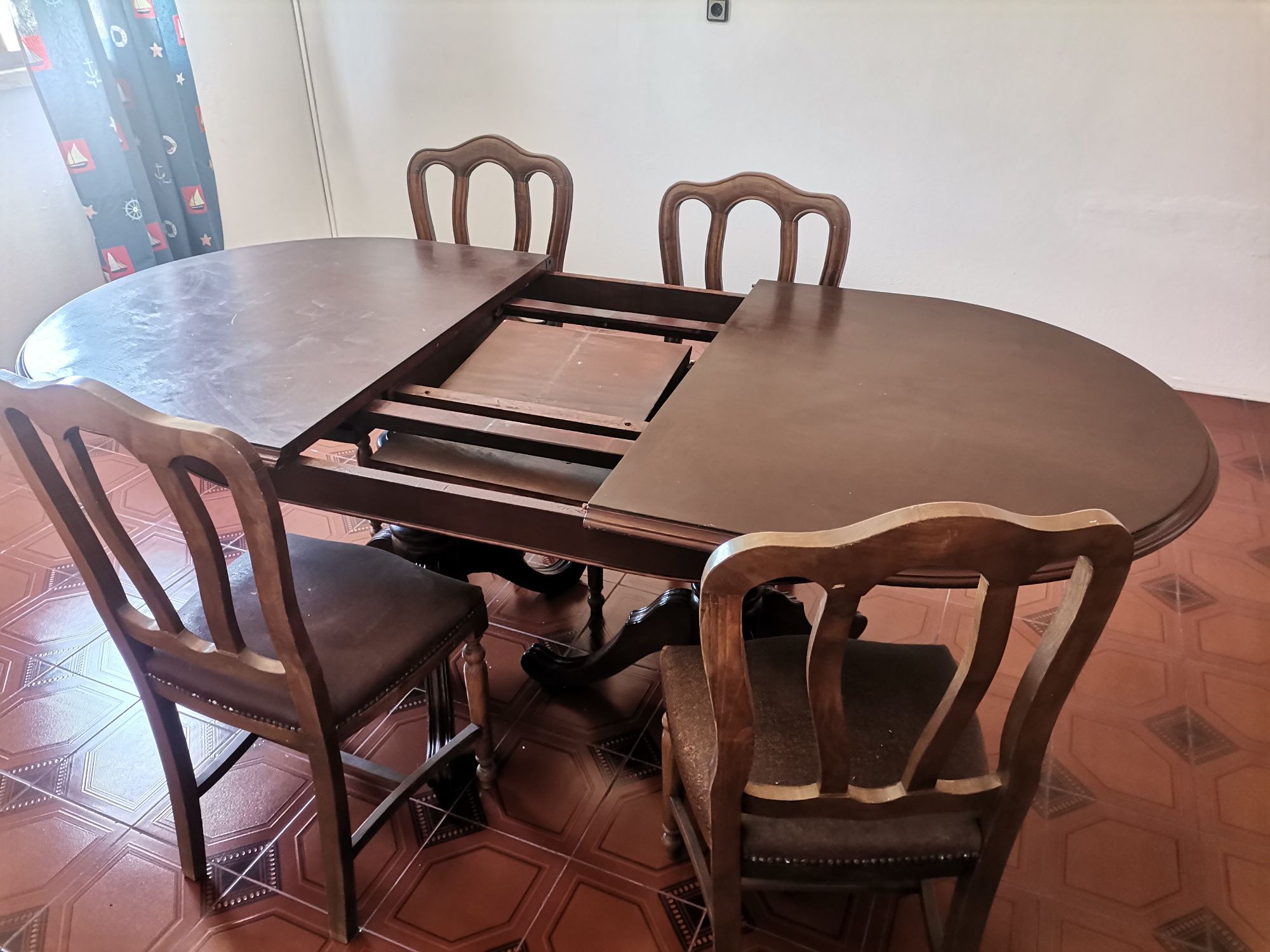 Mesa de jantar em madeira