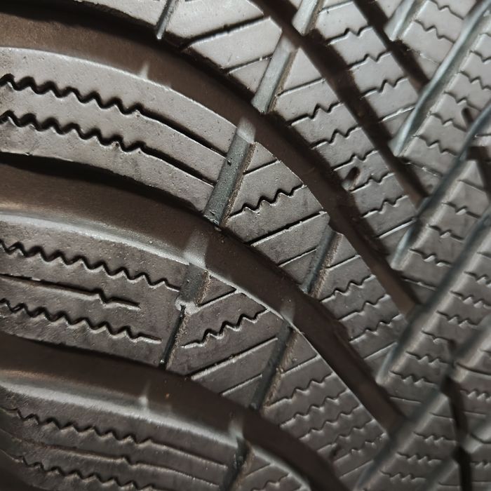 215/60/16 XL Sprzedam parę opon zimowych Hankook