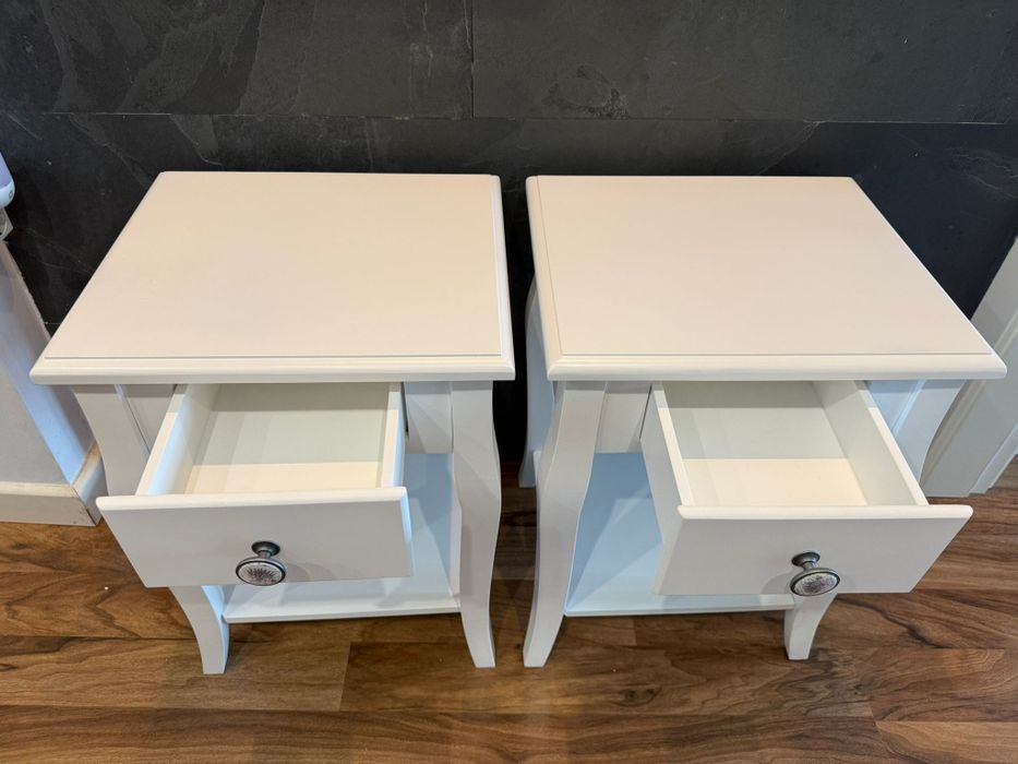 Conj. de mesinha de cabeceira branca com gaveta. Cada mesinha 15€