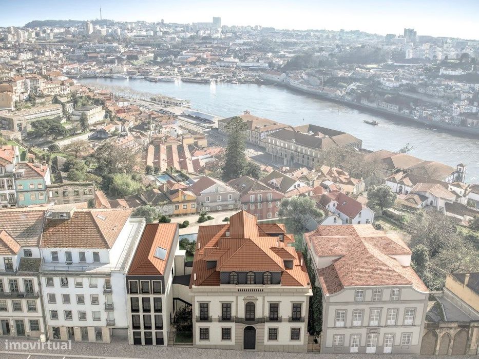 Apartamento T2+1 na Baixa do Porto com jardim privado e garagem