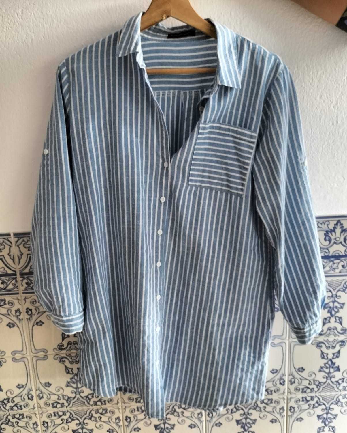 Camisa comprida, as riscas brancas e azuis