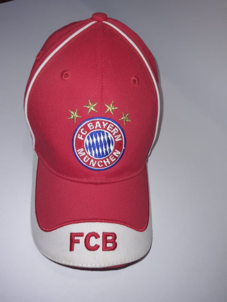 Продам кепки футбольных клубов Manchester United и FC Bayern Munchen