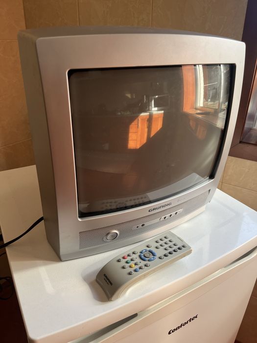 Grundig TV Davio 14” Prateado
