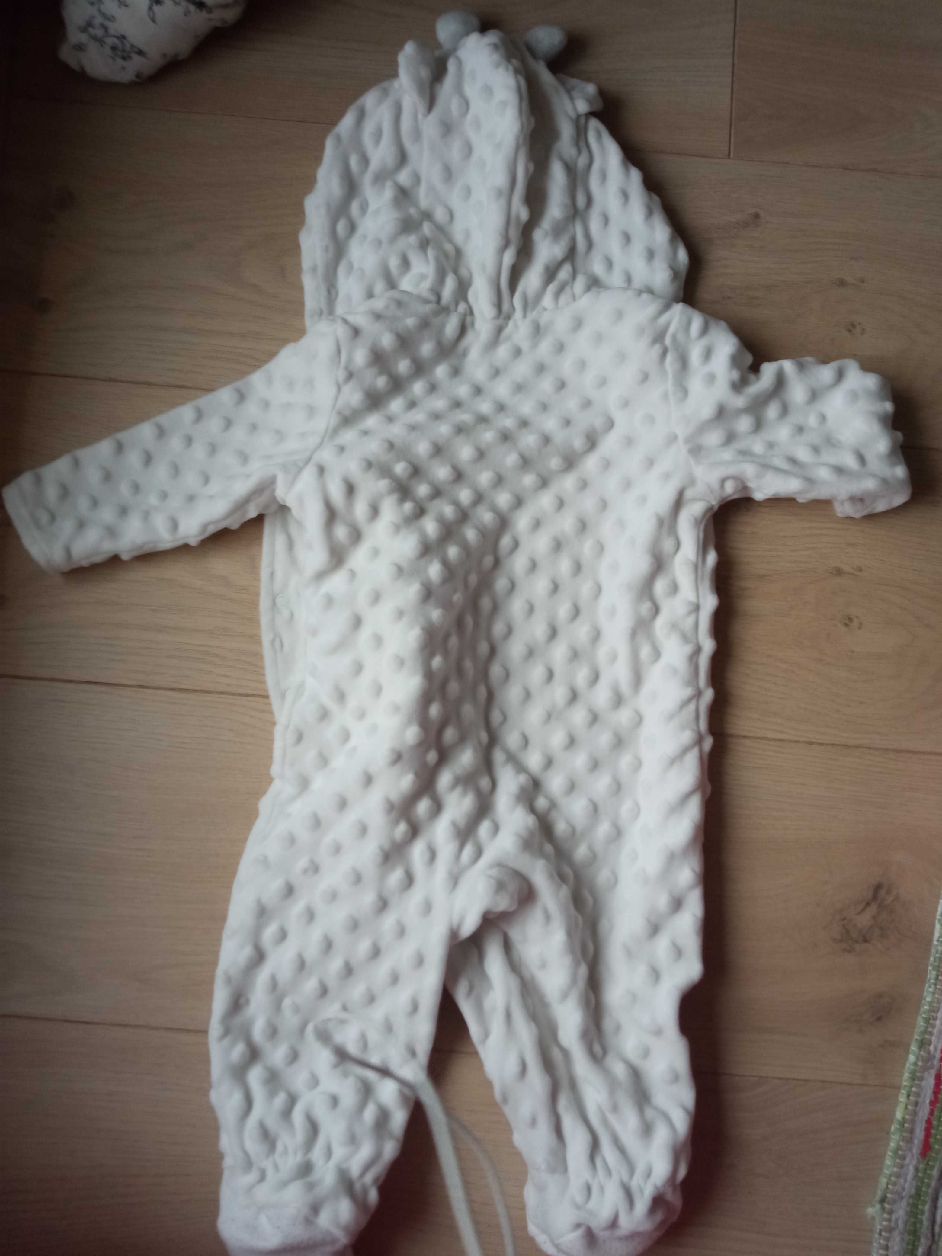 Biały kombinezon polarowy 68 żyrafka Primark