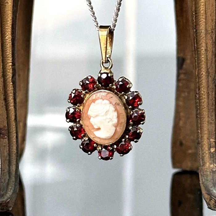 Srebrna pozłacana przywieszka z Granatami i Kameą - próba 925