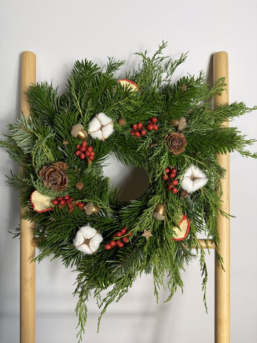 Zimowy wianek ze swieżych gałązek jodły i tui