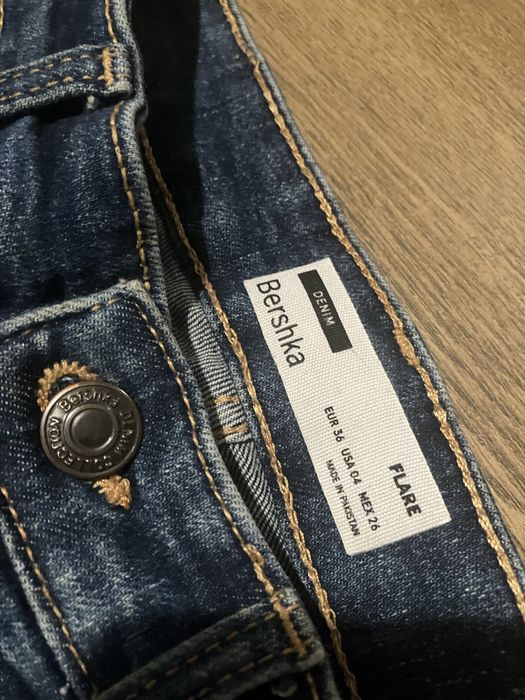 Spodnie jeansowe dzwony granatowe Bershka