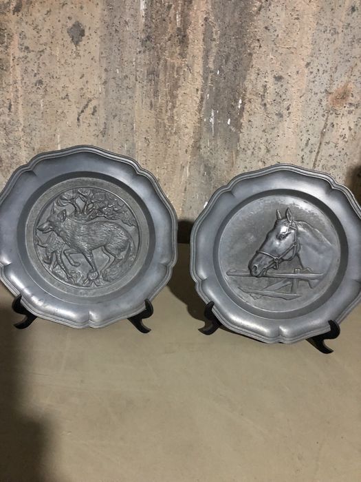 2 pratos lindissimos em estanho
