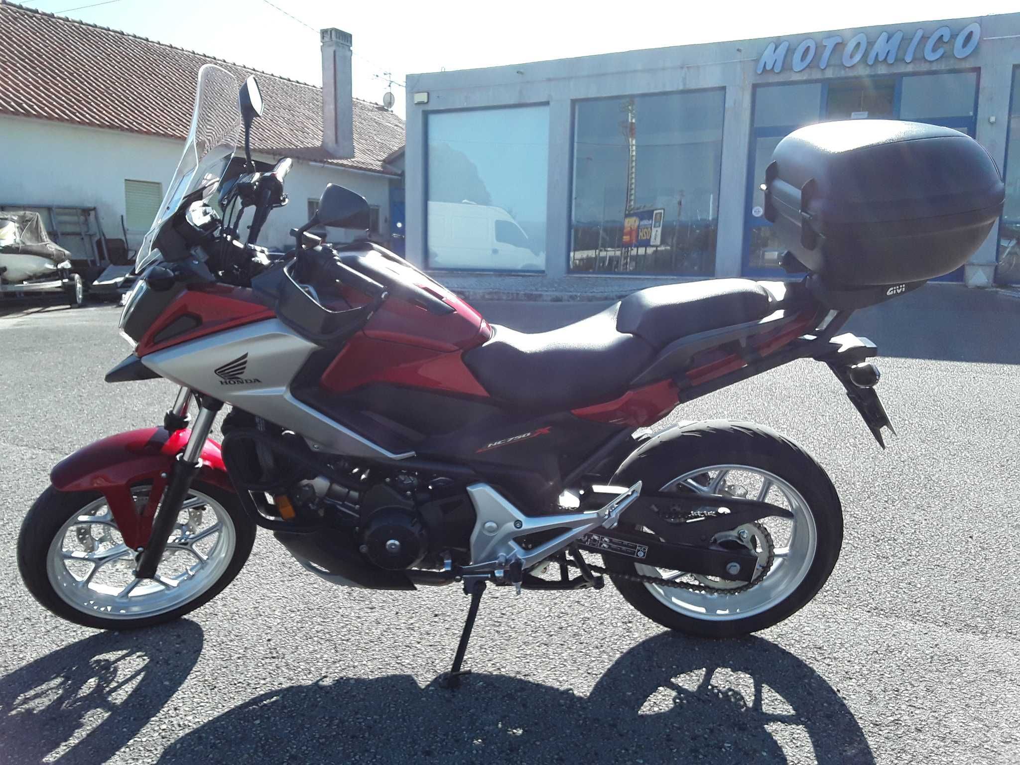 Honda NC750X só 23.000Kms