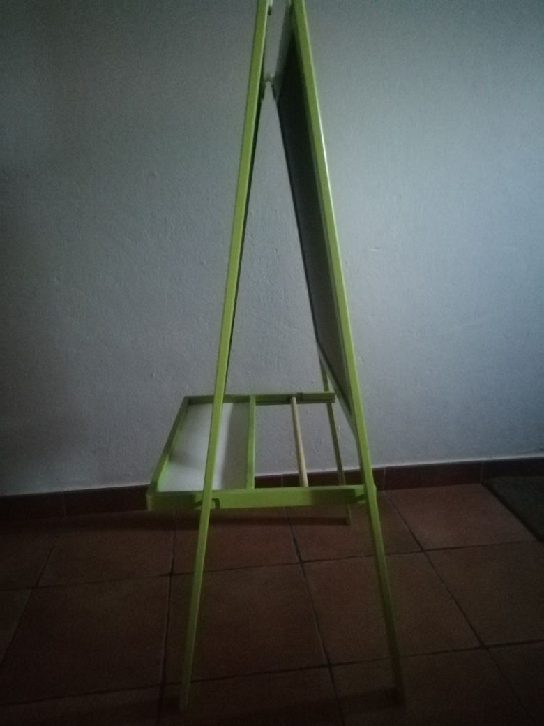 Cavalete de pintura, e desenho.