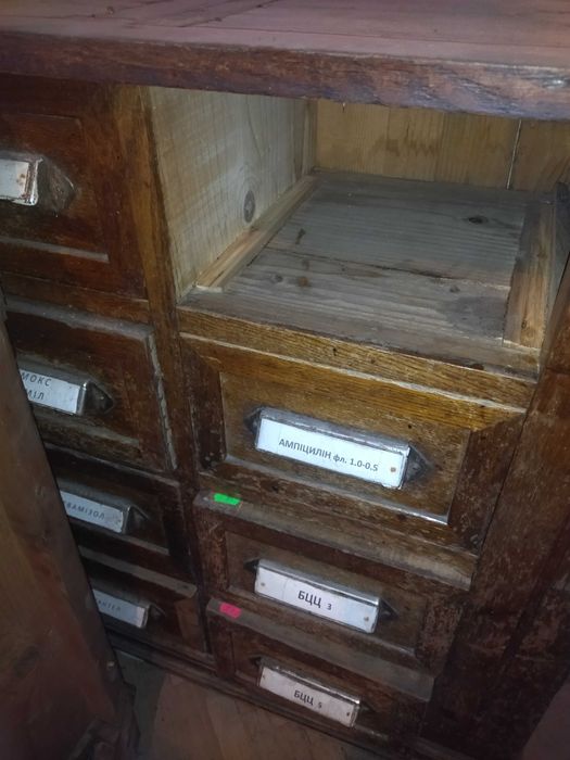 Угорські ретро меблі аптеки ,Будапешт