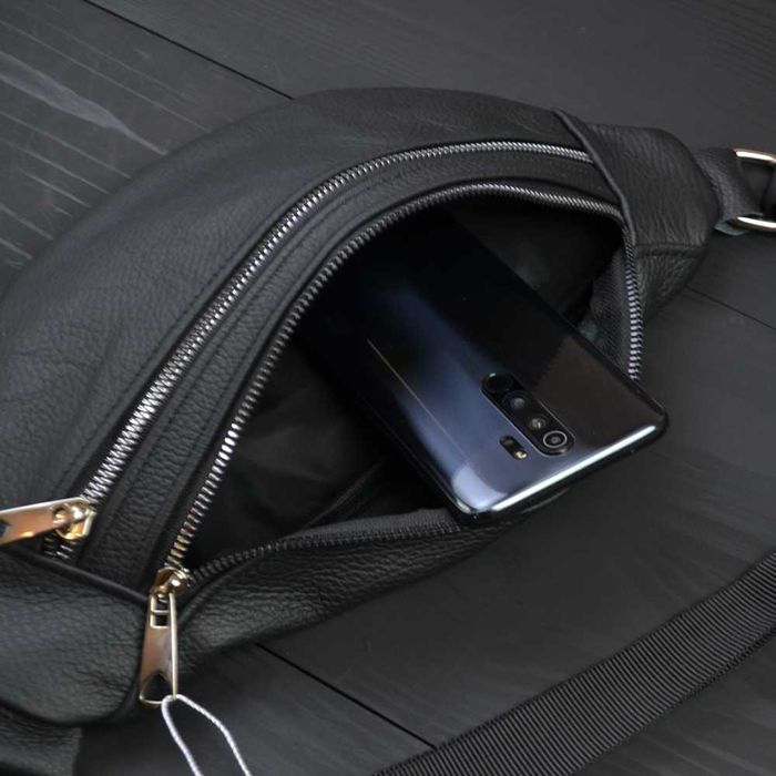 Качественная бананка из натуральной кожи. Цвет: чёрный