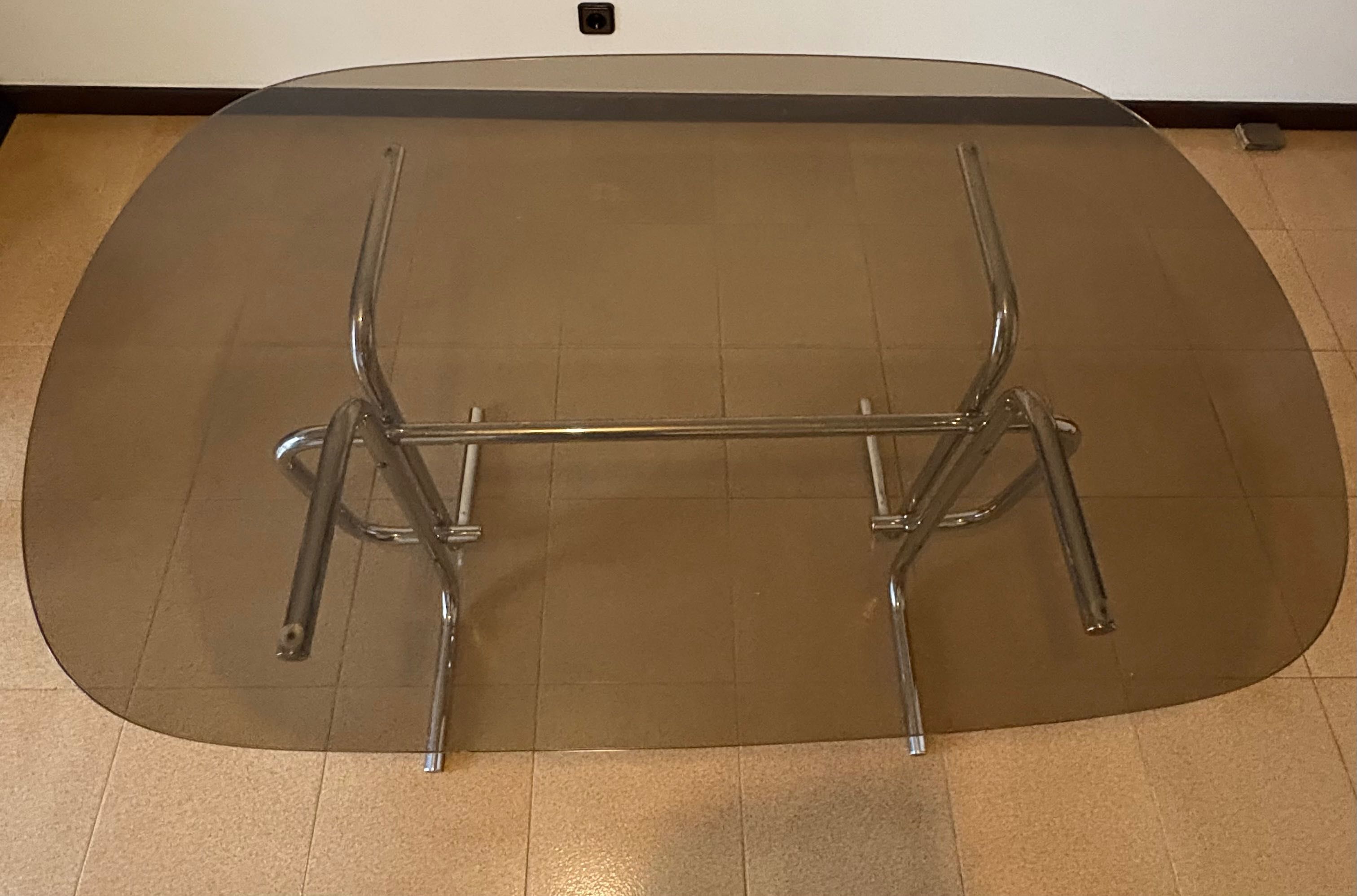Mesa de sala com vidro escurecido
