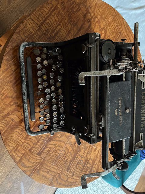 Stara zabytkowa maszyna do pisania continental