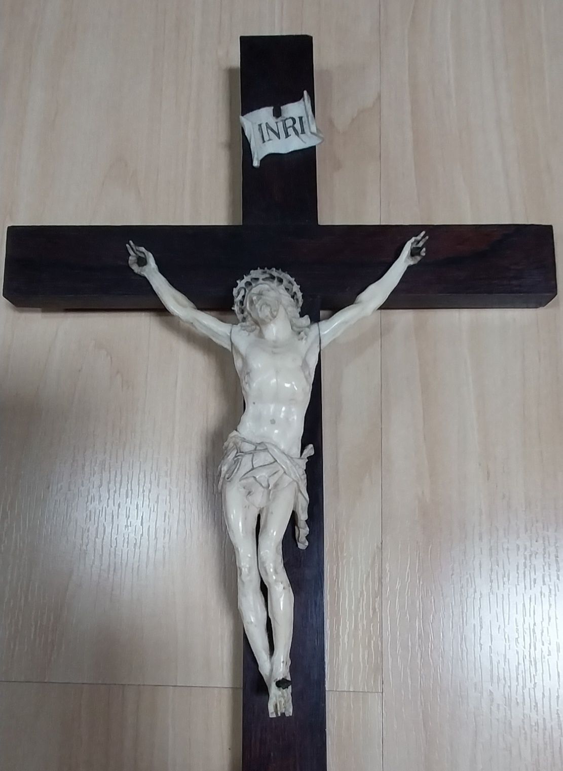 Crucifixo antigo de parede em madeira exótica