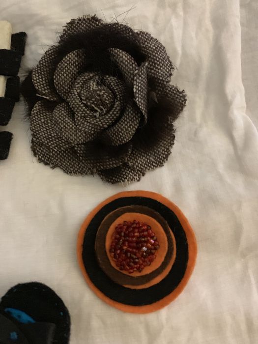 Pregadeiras em pano artesanais e pulseiras