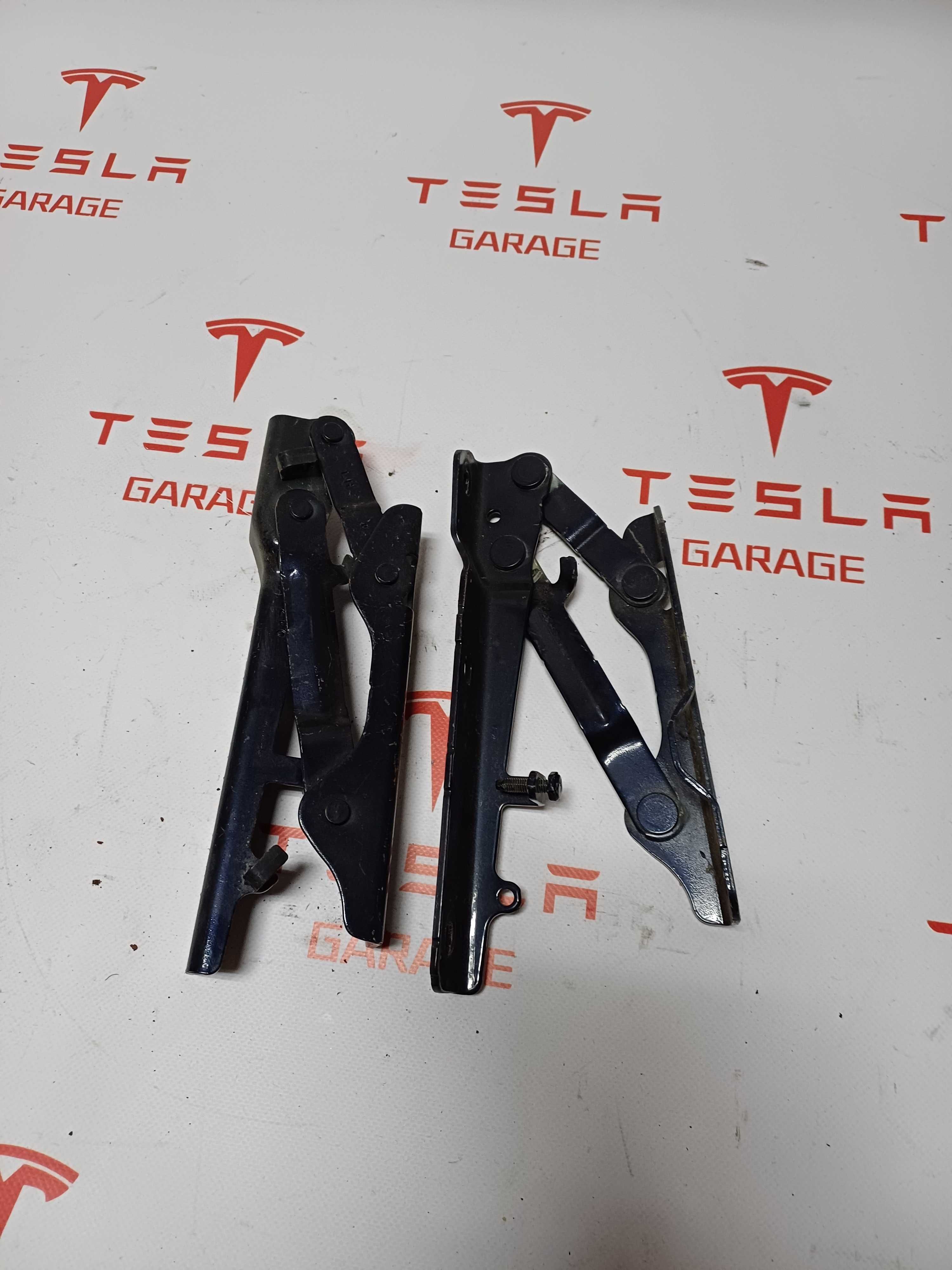 Петли капота Tesla S 
1029284-99-D 1029285-99-D