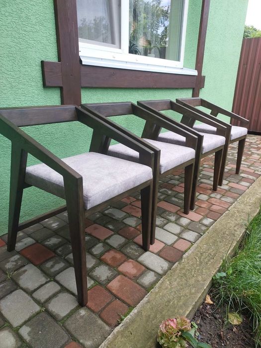 Стільці з дуба з м'яким сидінням