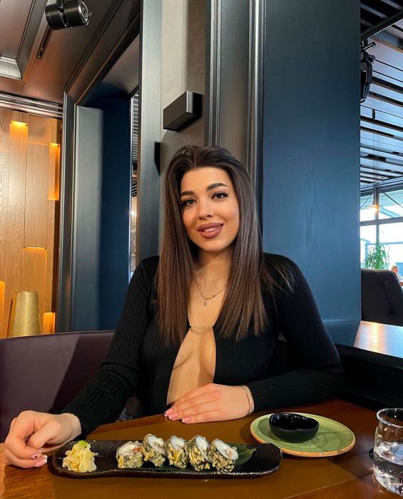 Топ з неймовірним вирізом ,чорного та смарагдового кольору