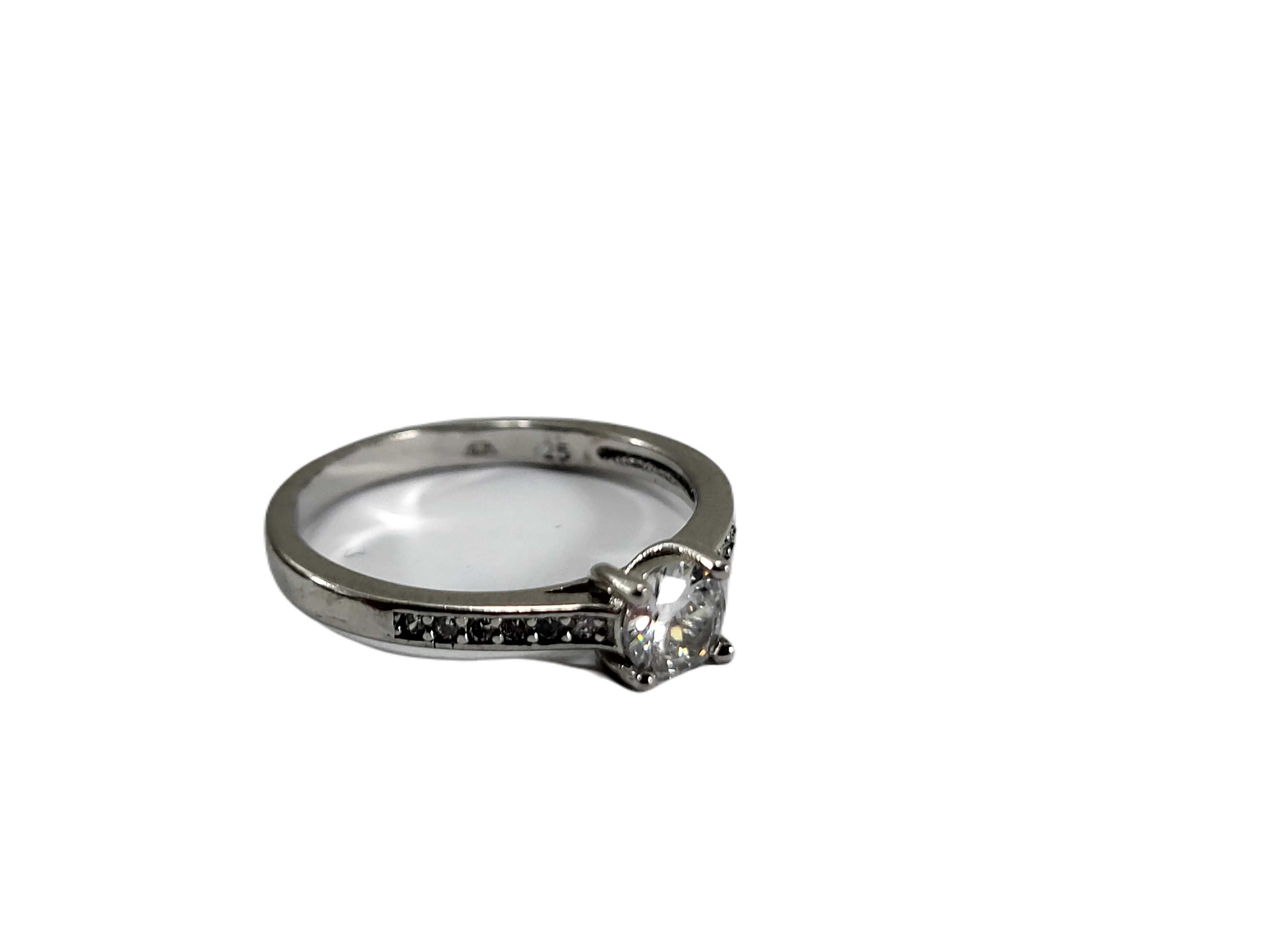 SZ131 delikatny srebrny pierścionek z cyrkoniami 925 R:16