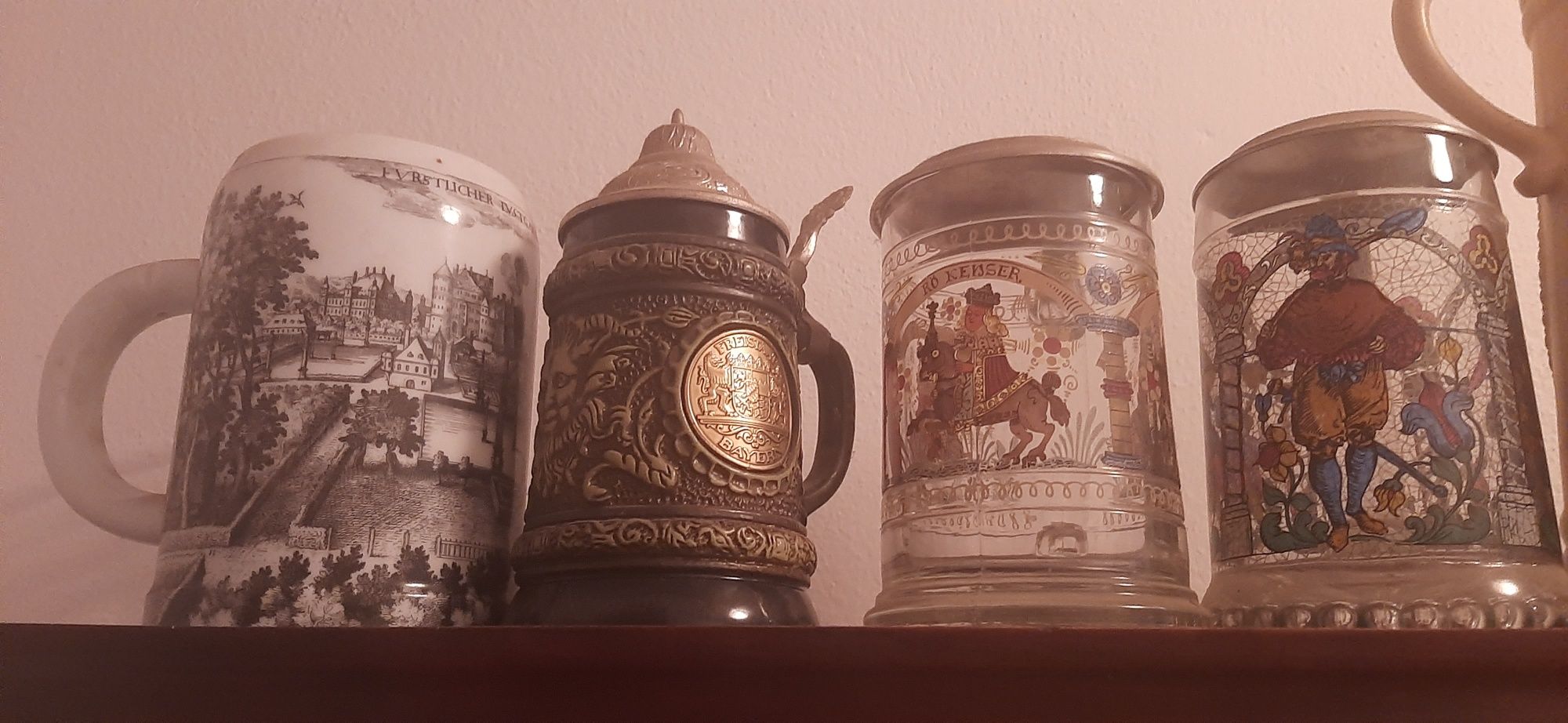 Kolekcja starych kufle do piwa