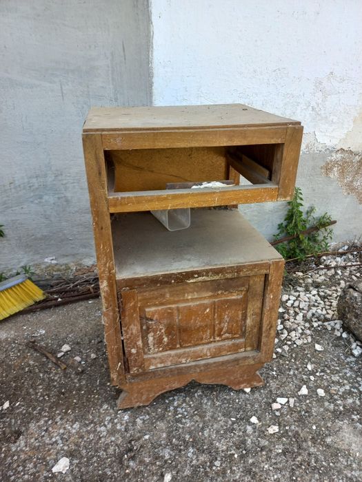 Mesas de cabeceira para restauro