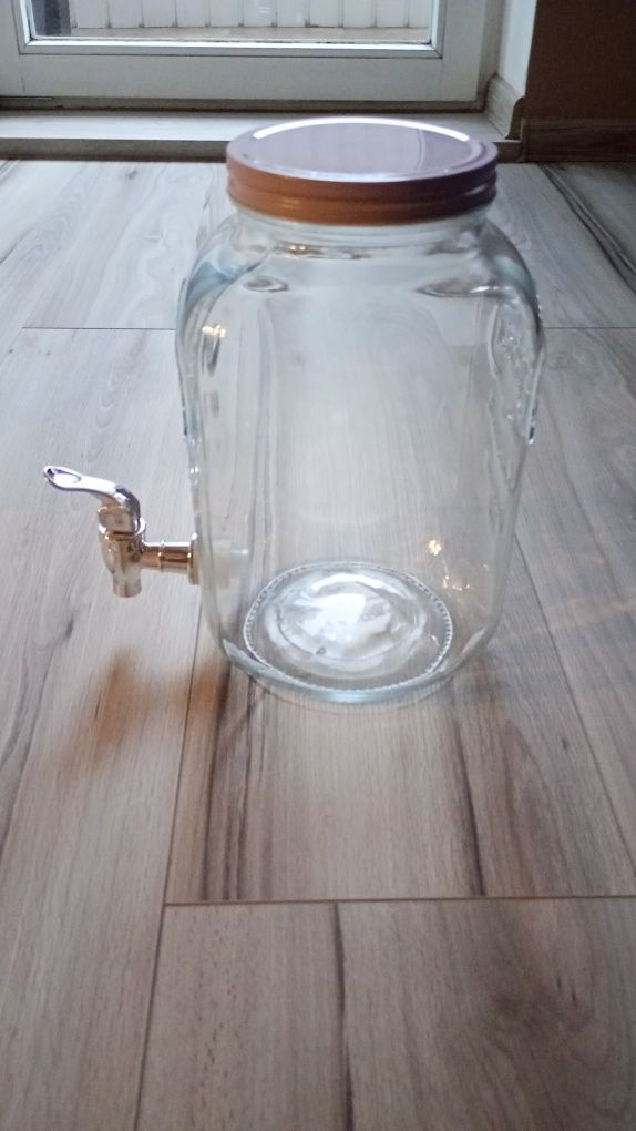 Słoik z kranikiem na lemoniade