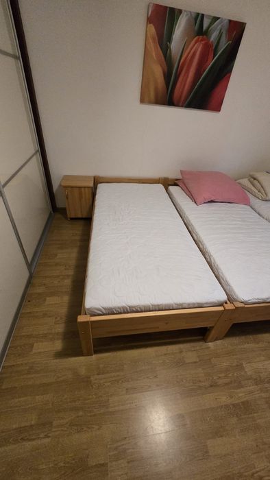 Sprzedam trzy łóżka bukowe z materacami - szafka nocna gratis