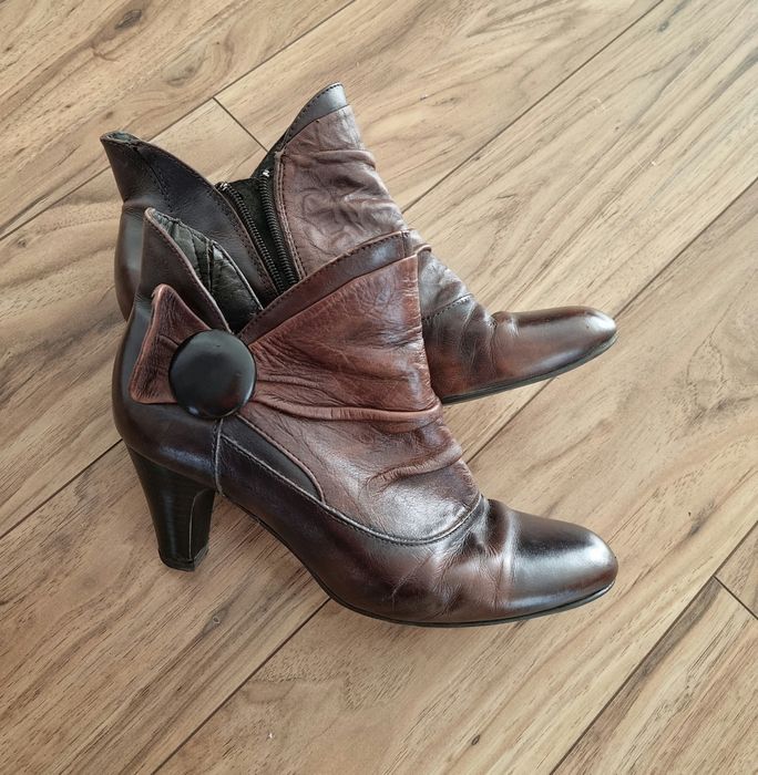 Botki na obcasie Caprice skóra