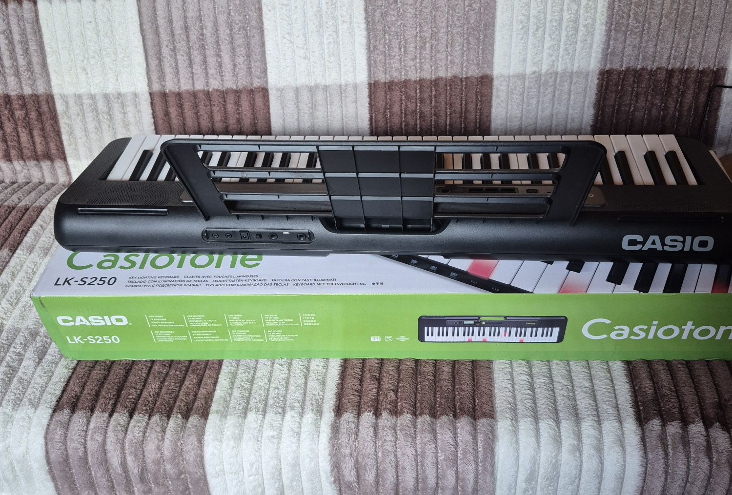 CASIO Casiotone LK-S250 продам