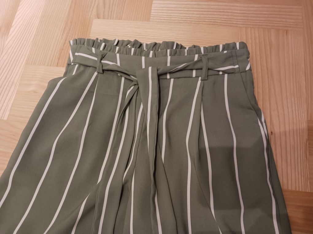 Spodnie oliwkowe w paski z szerokimi nogawkami New Look. Rozm. 38