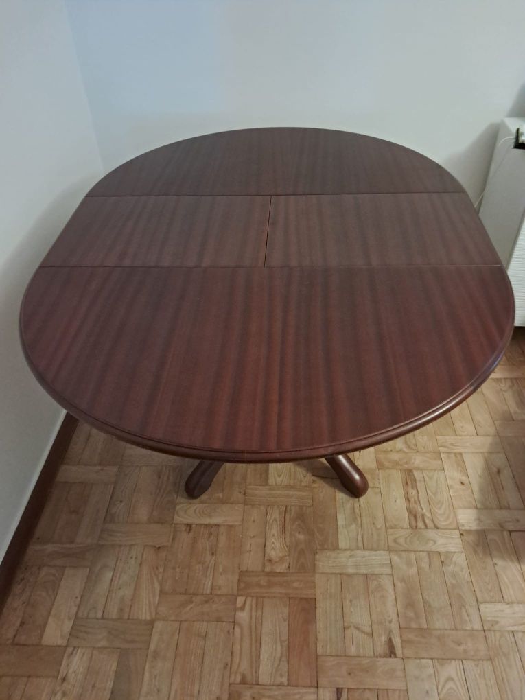 Mesa castanha de mogno