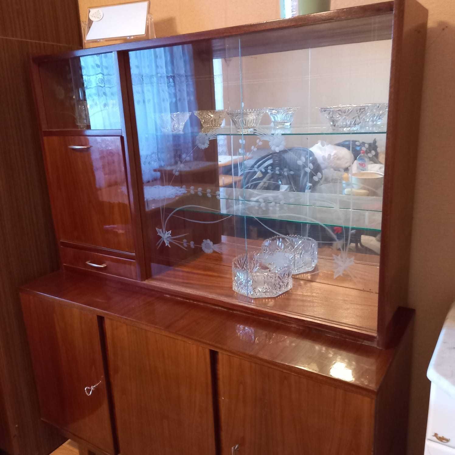 Kredens drewniany, lata 70 PRL
