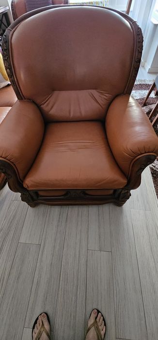 Vendo sofás em pele verdadeira