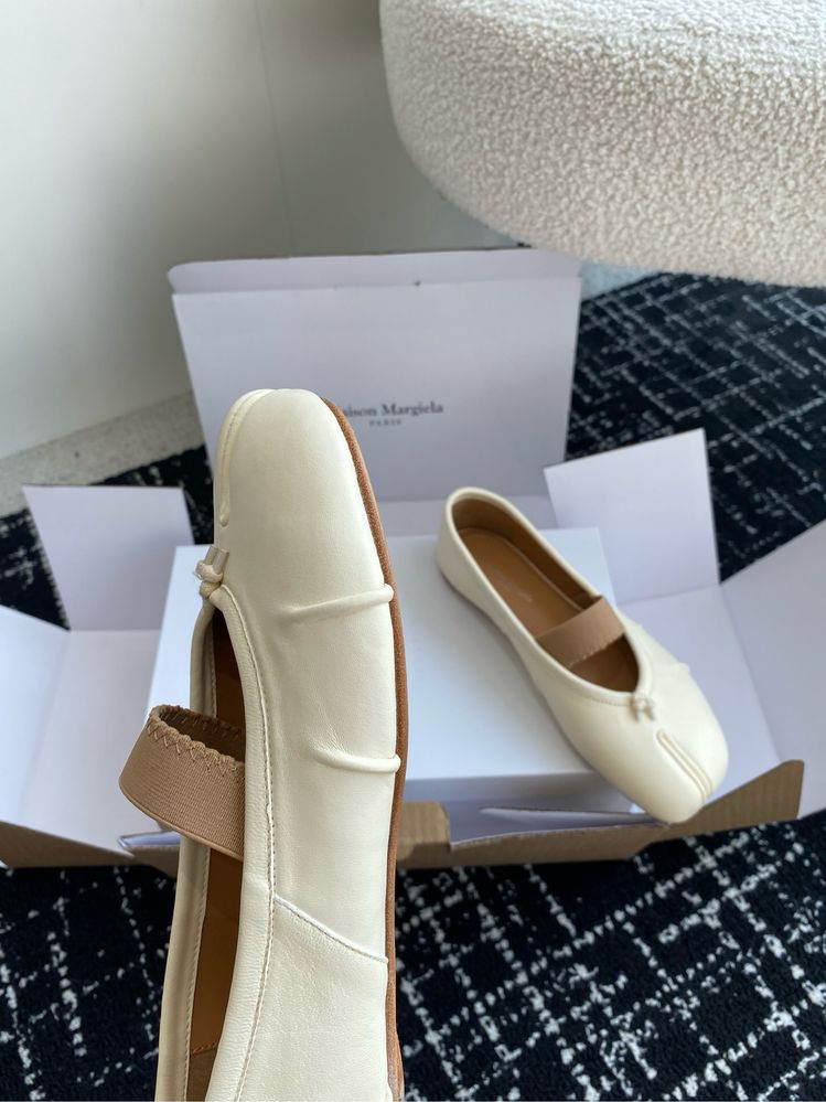 Молочні балетки таби на резинці Tabi Ballerinas Maison Margiela 38