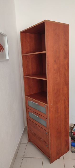 Estante com gavetas