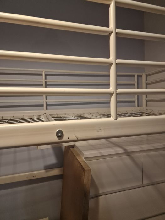 Łóżko metalowe na antresoli