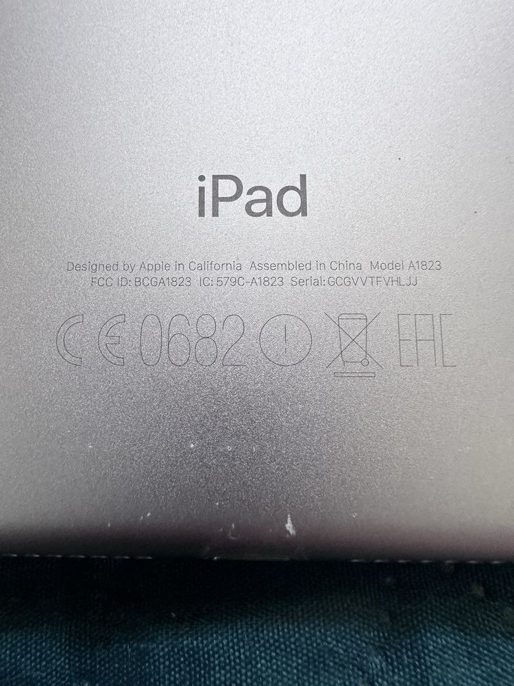 Apple iPad (5th Gen) 9,7" 2 GB / 32 GB szary Lte Wifi