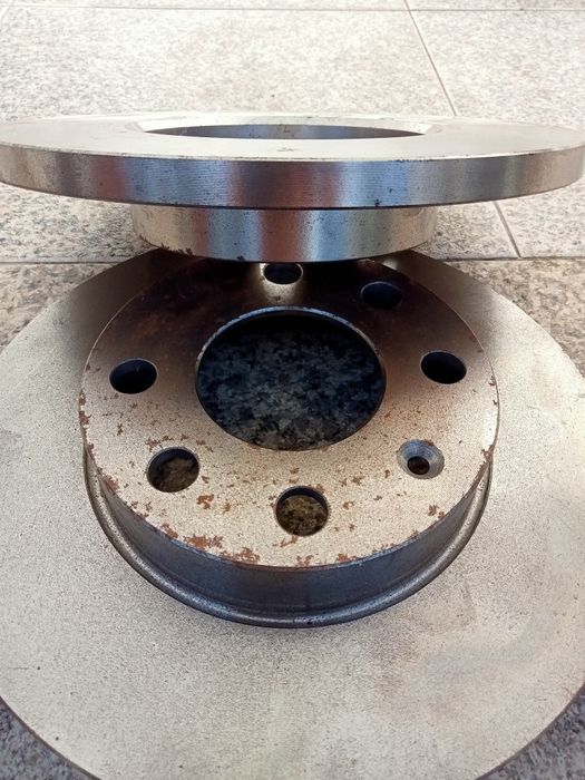 Vendo 2 discos de travões novos.